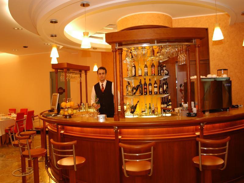 Celly Hotel 皮特什蒂 外观 照片