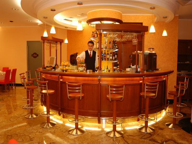 Celly Hotel 皮特什蒂 外观 照片