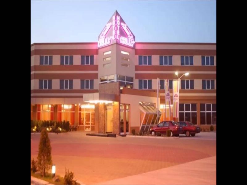 Celly Hotel 皮特什蒂 外观 照片