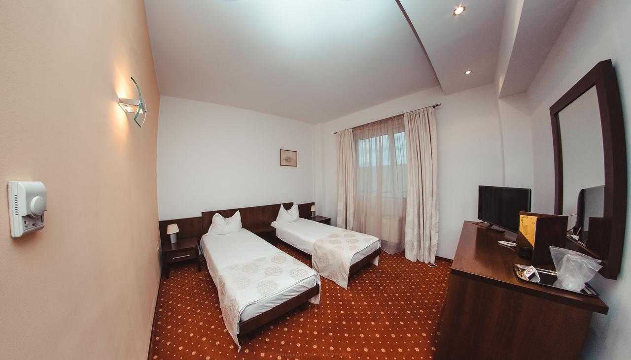 Celly Hotel 皮特什蒂 外观 照片