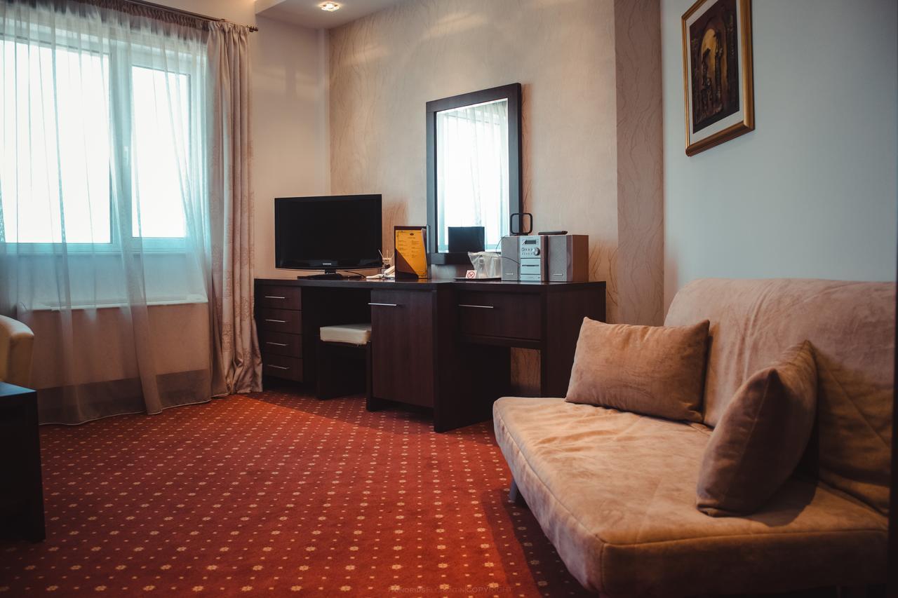 Celly Hotel 皮特什蒂 外观 照片