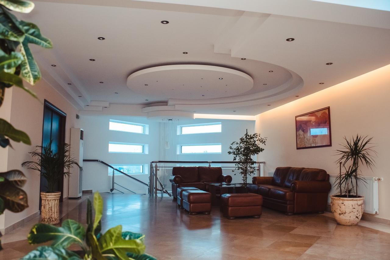 Celly Hotel 皮特什蒂 外观 照片