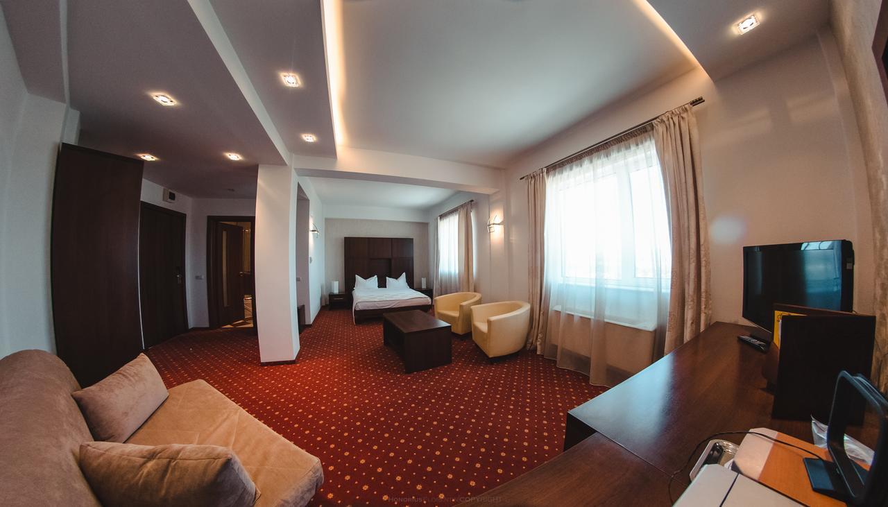 Celly Hotel 皮特什蒂 外观 照片