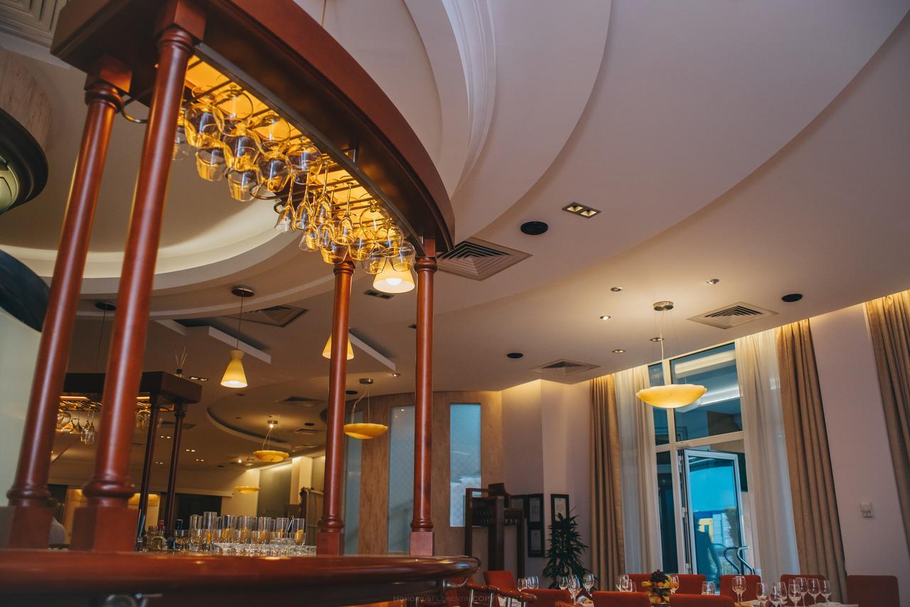Celly Hotel 皮特什蒂 外观 照片
