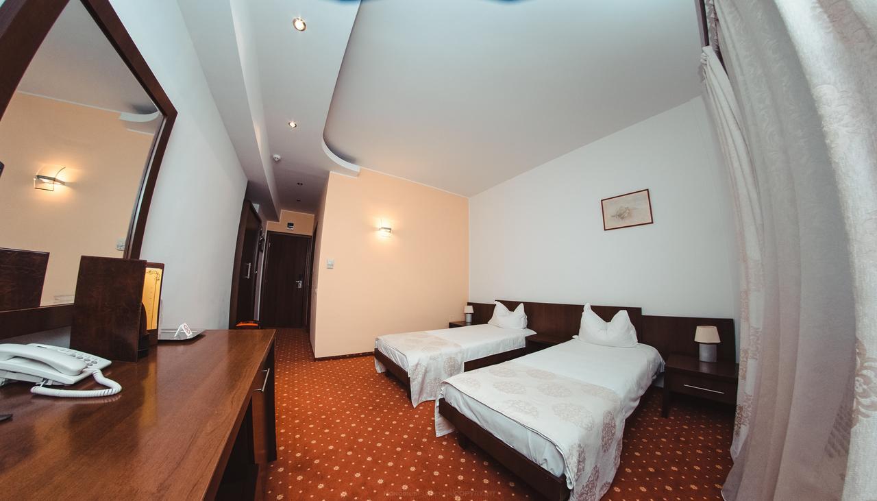 Celly Hotel 皮特什蒂 外观 照片