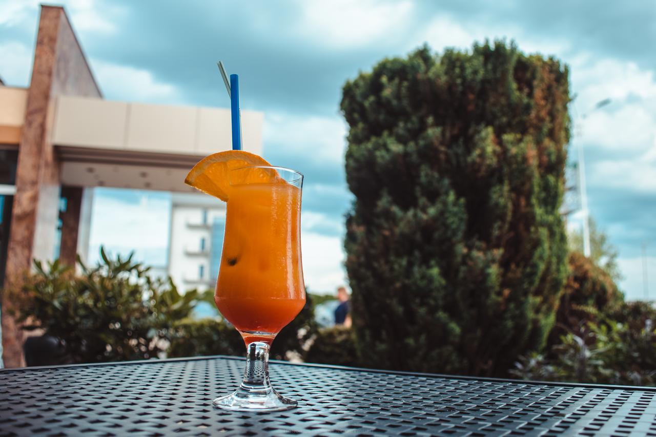 Celly Hotel 皮特什蒂 外观 照片